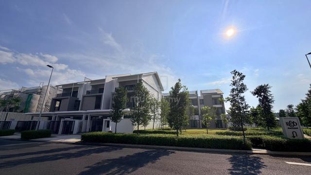 Private Luxury home 3 tingkat FREEHOLD @ city of elmina|PRIVATE CLUB 1