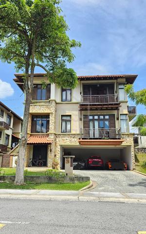 Bungalow Glenmarie in Strategic Location for Sale. 1