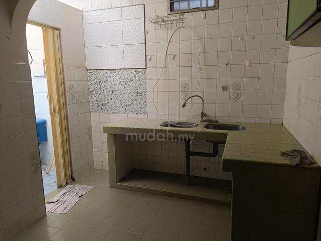 2Storey Sri Sinar,Partially Furnished ,2r2b  3 aircon 1200 rental 5