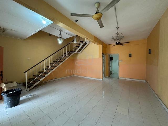 2.5-Storey Terrace House @ Taman Desa Karunmas, Bakalong 1