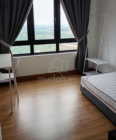 Medium room for single female in modern 3Bedroom condo Amber Residence 1