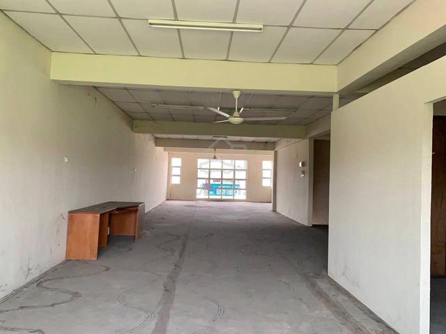 SHOP FOR RENT (Facing main road) @ Taman Universiti, Parit Raja 1