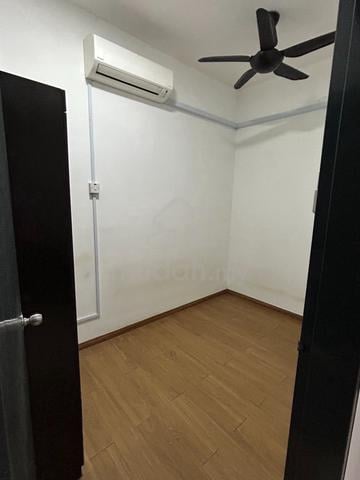 small room for rent @ cyberjaya lakefront homes 1