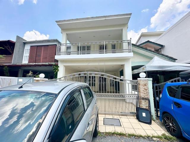 Rumah Muat 2 Kereta,Dah Renovate, Dapur Cantik, Di Taman Gombak Permai 1
