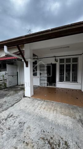 1½-Storey House | Taman Pasir Putih | 2R2B | Partial Furnished | 1