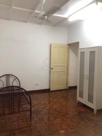 Middle Room at Taman Megah 🏠 Double Storey SS24 Taman Megah  1