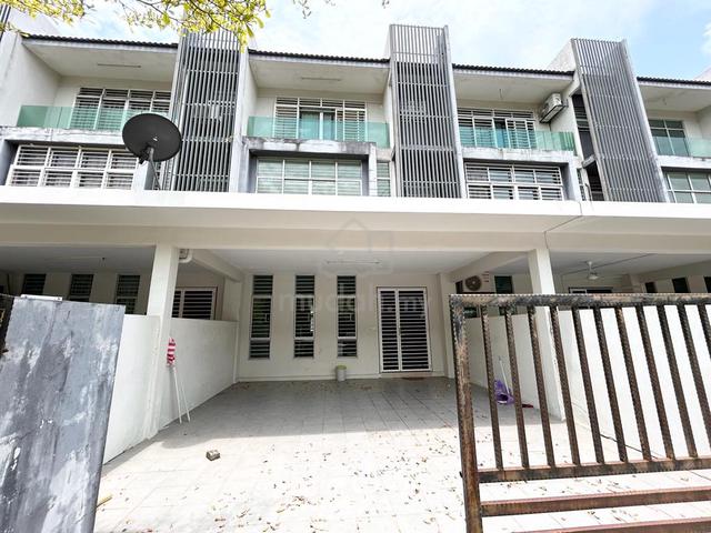 100% Loan , 3 Storey 7room 7bath , Bangi Avenue , Seri Putra , Gated 1