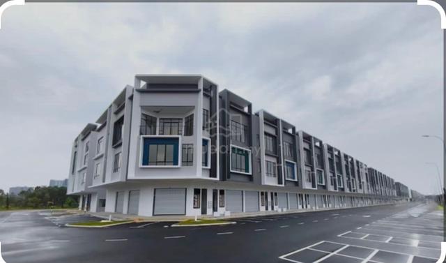 Austin Crest Phase 3 Facing Lake 3 Storey Shoplot 1