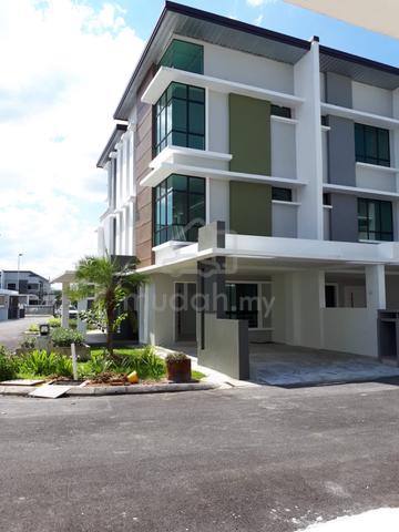 AURORA HEIGHTS CORNER 3 STOREY House GATED & GUARDED 1
