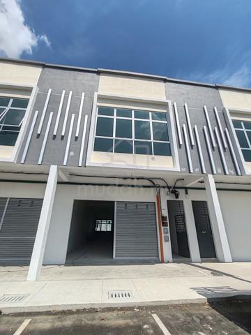 2-Ajoinning 2-1/2 storey Scientex Jasin Facing Mainroad For Rent 1