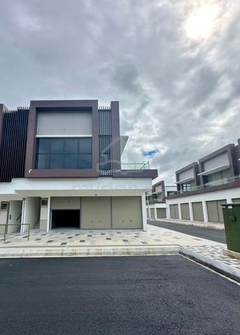 (33x75) End Lot IKON @ Centrio, Seremban 2!! Shoplot for RENT!! 2