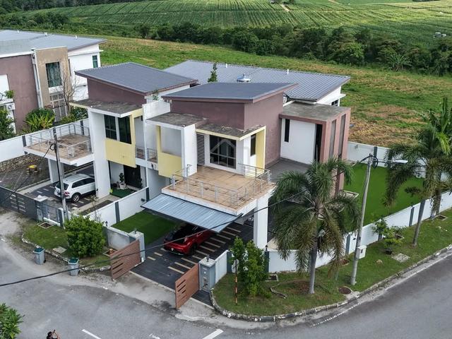 Corner Lot Renovated 2 Storey Semi D Vista Kirana Ayer Keroh Melaka 1