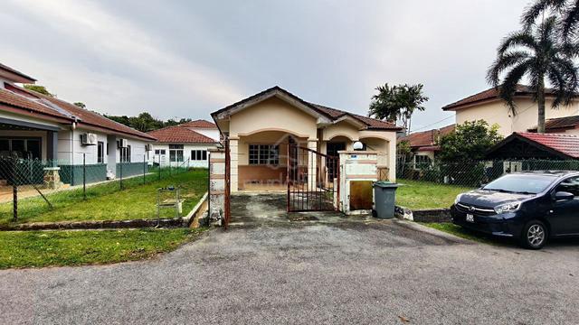 [Facing Open] - single storey bungalow - Tmn Pantai Puteri, Melaka 1