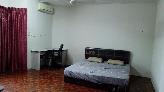 Master bedroom near Aeon Mall Kuching for rent 1