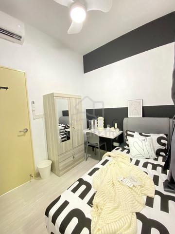 [Female oni] Small room for rent The Hamilton 300m to LRT Sri Rampai 1
