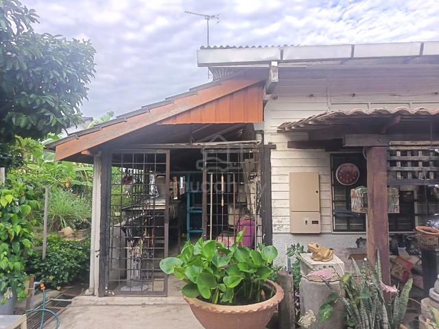 Rumah dan tanah suku ekar 1