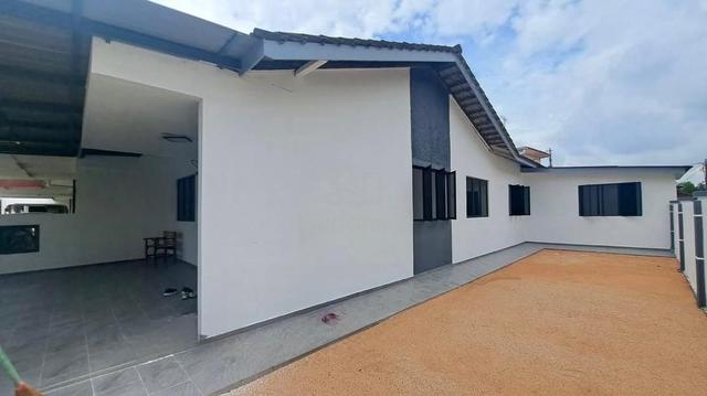 Single Storey Terrace End Lot with Land Taman Seaview,Ujong Pasir. 1