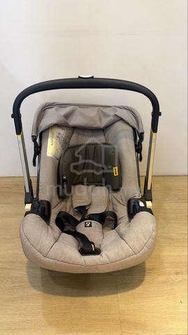 Doona Car Seat Stroller - photo 2 of 6