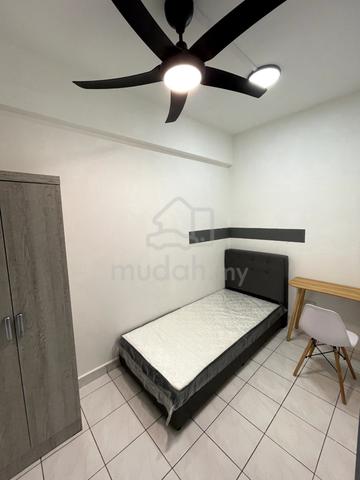 Female only Unit near LRT 1