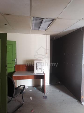 First floor endlot office with lift in Perdana selatan serdang for sal 1