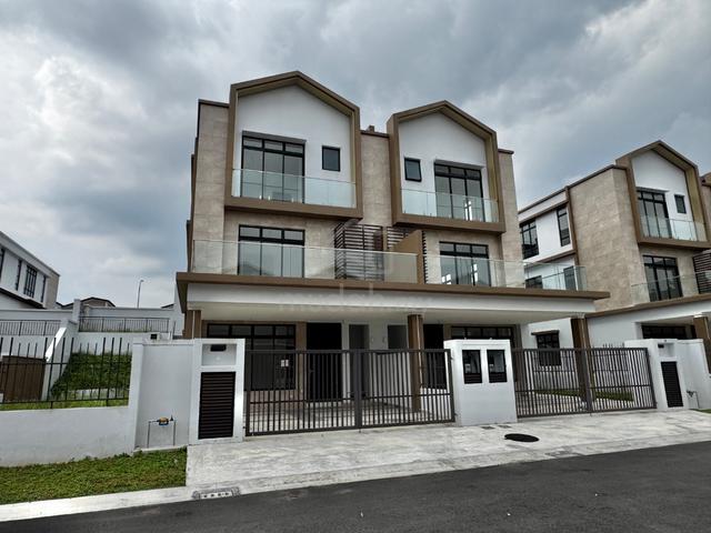 Brand New! Cluster house, Bandar Cemerlang, Ulu Tiram, Gated Guarded 1