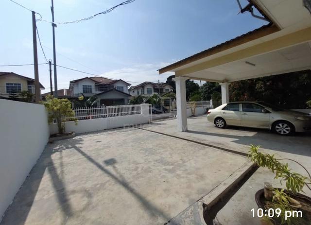 Bungalow Double storey partially furnished 4