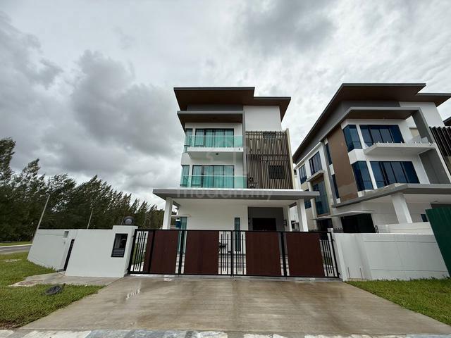 Horizon Hills Brand New 3 Storey Link Bungalow 1
