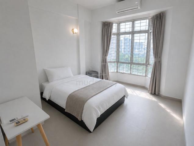 RARE Shorterm AC Muji home w parking @ 5m drive to LRT Puchong 1