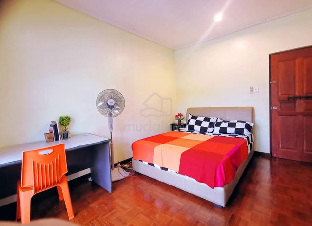 Cosy and Spacious Queen Bed Room for Rent in Stutong, Kuching 1