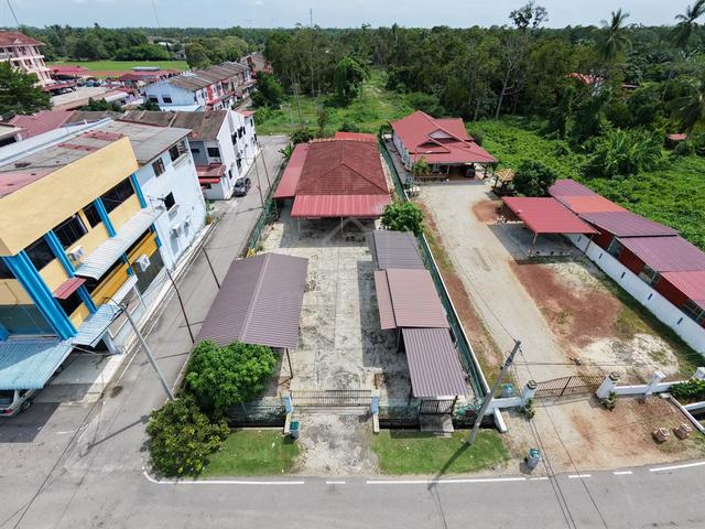 Non Bumi. Tanah Lot Banglo Beserta Rumah Tepi Jalan Utama, Parit Bunga 1
