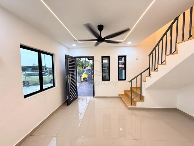 Kota Masai Double Storey Corner Lot Fully Renovated Full Loan 1