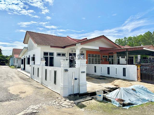 Rumah Banglo End Lot Tanah Merah Cantik 1