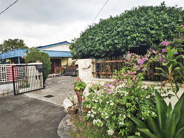 Single-storey bungalow with a garden of shady trees in Taiping town 1