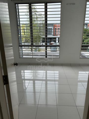 Master room with attached bathroom free Unifi free Aircon free parking 1