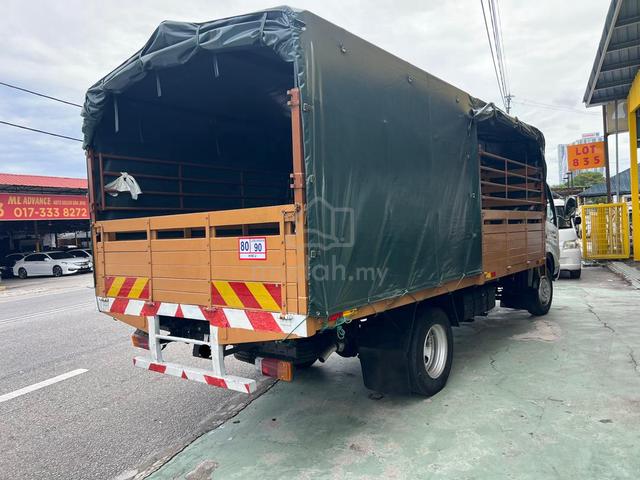 2011 HINO XZU423R Wooden 17 ft with Canvas - photo 5 of 6
