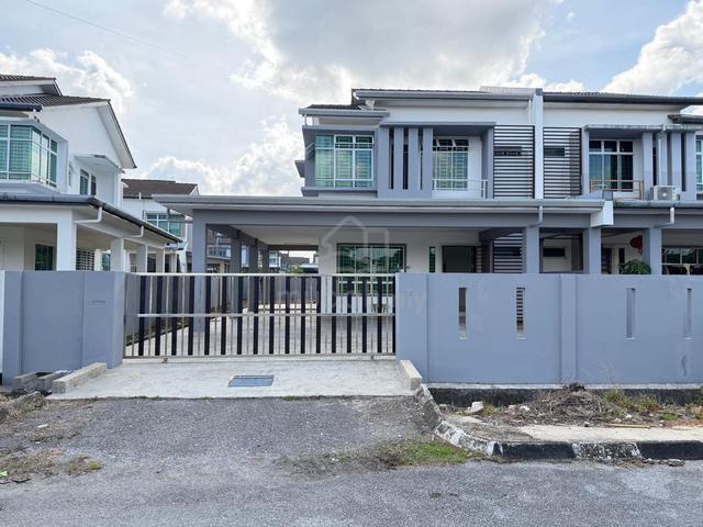 Uni Central Double Storey Semi Detached Facing Garden for Sale😍Nice 1