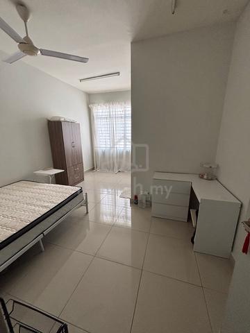 Rooms for rent in Bandar Saujana Putra SP2 Townhouse infront Mahsa Uni 1