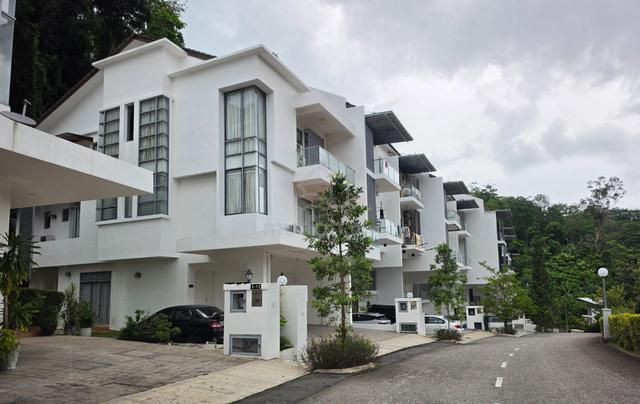 3.5-storey Superlink @ Casa Lagenda Mutiara at Tanjung Bungah Penang 1
