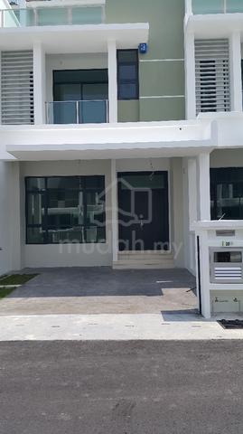Landed 3 storey with Condo Facilities Stramax Residences Sungai Ara 1