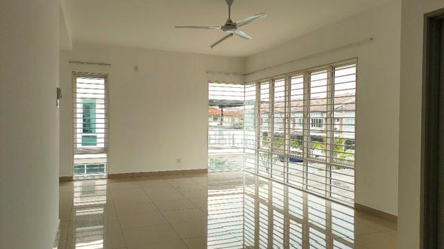 Double storey semi -D house taman Emas Dengkil selangor 1