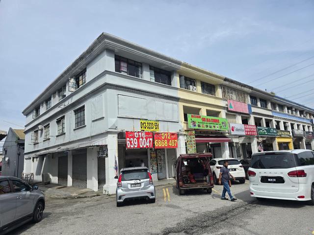 SD5 Ground Floor Endlot Shop Good Location Facing Main Road North East 1