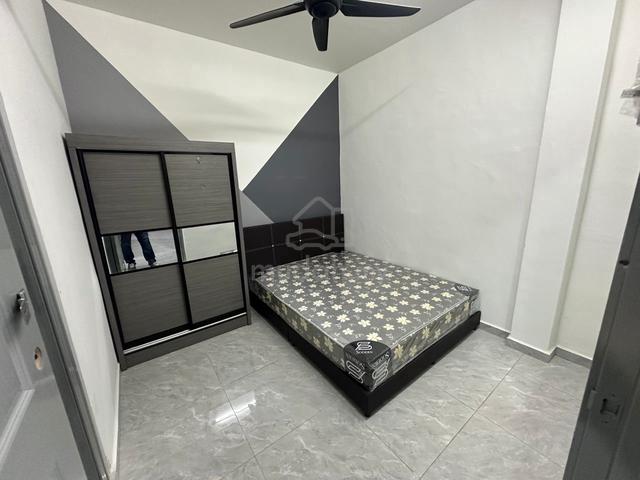 3 min walking CIQ MASTERBED New Unit Jb town / Pelangi Woodland 1