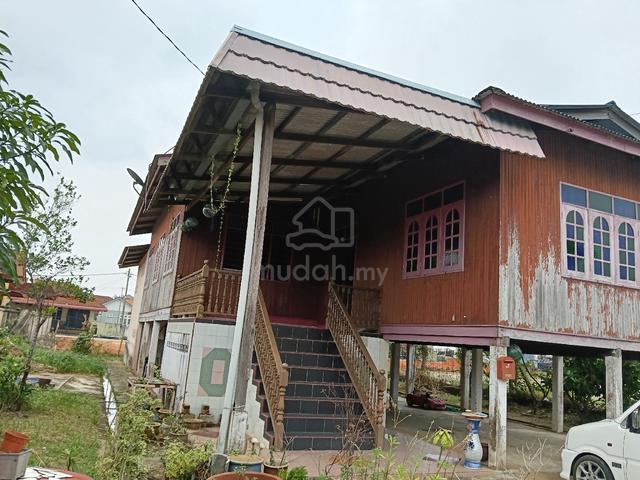 menjual satu tanah lot beserta rumah Kayu tinggi 1