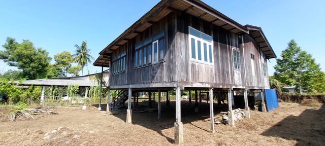 Tanah dan rumah kayu belakang SK Gong Badak 1