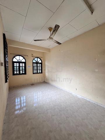Taman Siakap. Double storey. Big house and kitchen 1