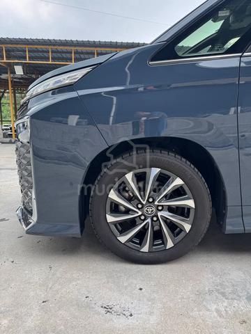 Toyota Voxy 2.0 S-Z Grey Color / Power Boot - 5