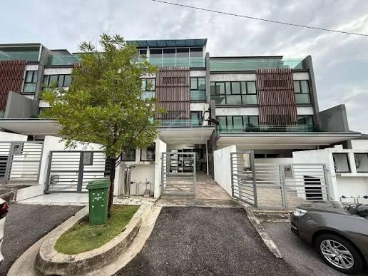 Villa Domus Townhouse 3.5storey Freehold and Good Condition house 1