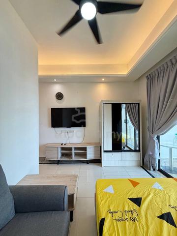 R&F Female Unit Room Rental / Include Aircond 114kwh / Walk To Ciq 1