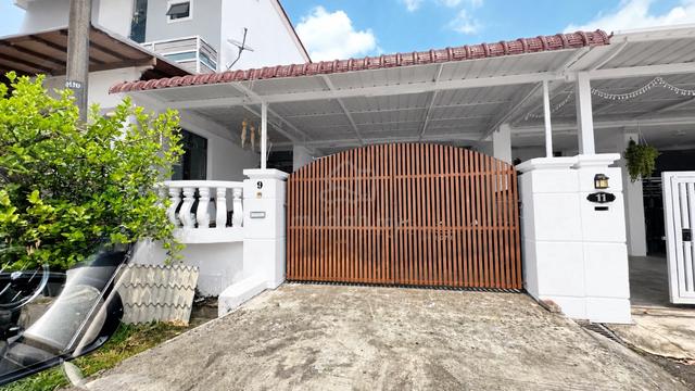 Taman Universiti FULL LOAN 1 Storey Below Market RM112k Front Shop Lot 1