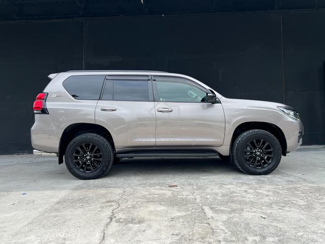 YR 2021 Toyota LAND CRUISER PRADO 2.8 70TH - 5